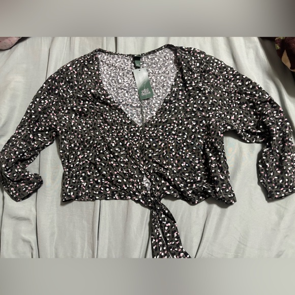 wild fable Tops - 🪐 Green Crop Top with Pink and White Polka Dots
